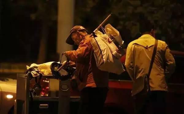 含着泪看完的！一位拾荒老人，温暖了整个人间